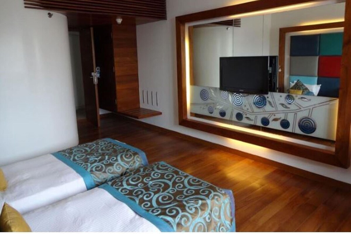 Premium bedding, pillowtop beds, minibar, in-room safe