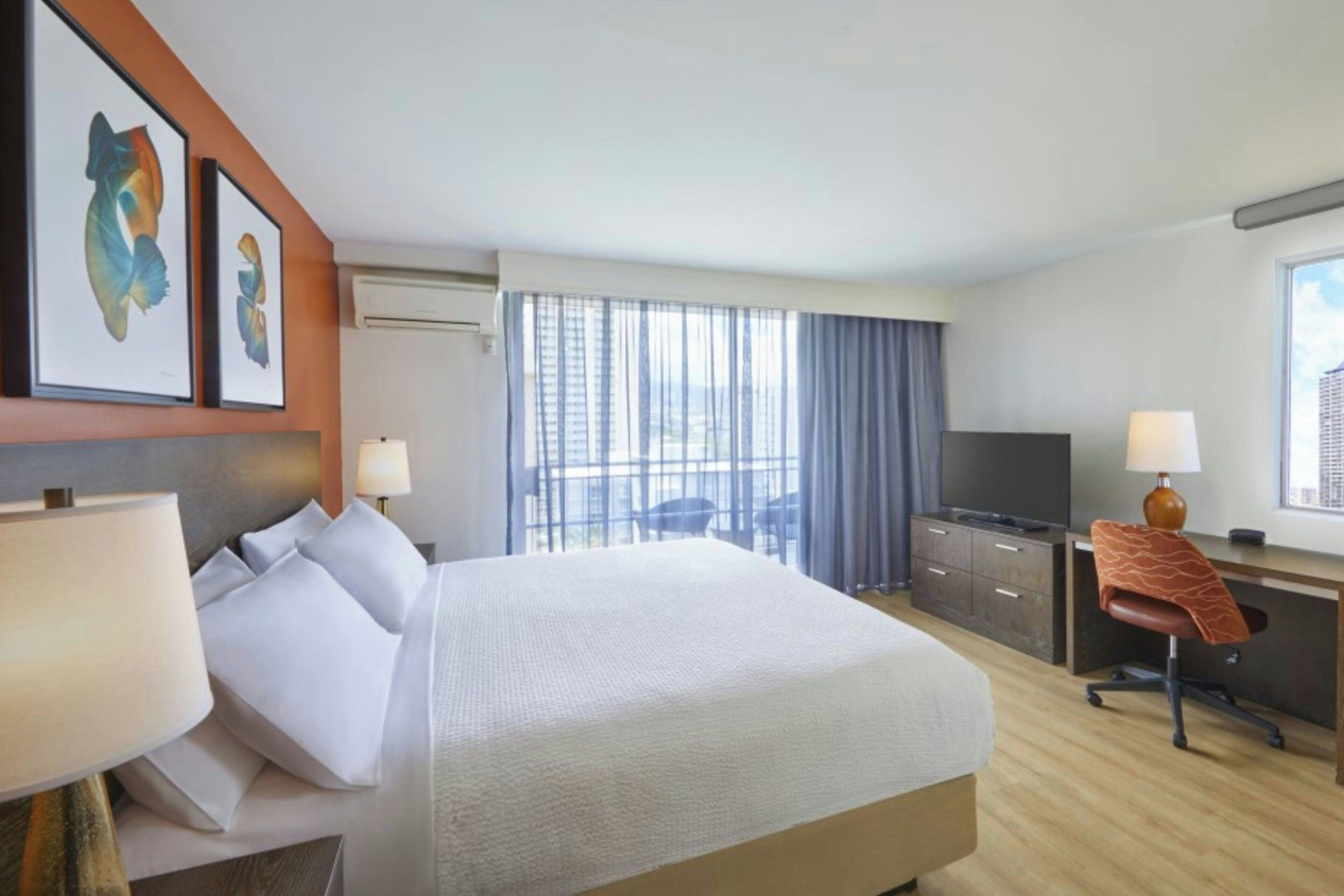 华丽客房, 阳台 | 高档床上用品、客房内保险箱、办公桌、遮光窗帘