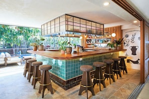 Bar de coquetéis, vistas para a piscina, aberto todos os dias