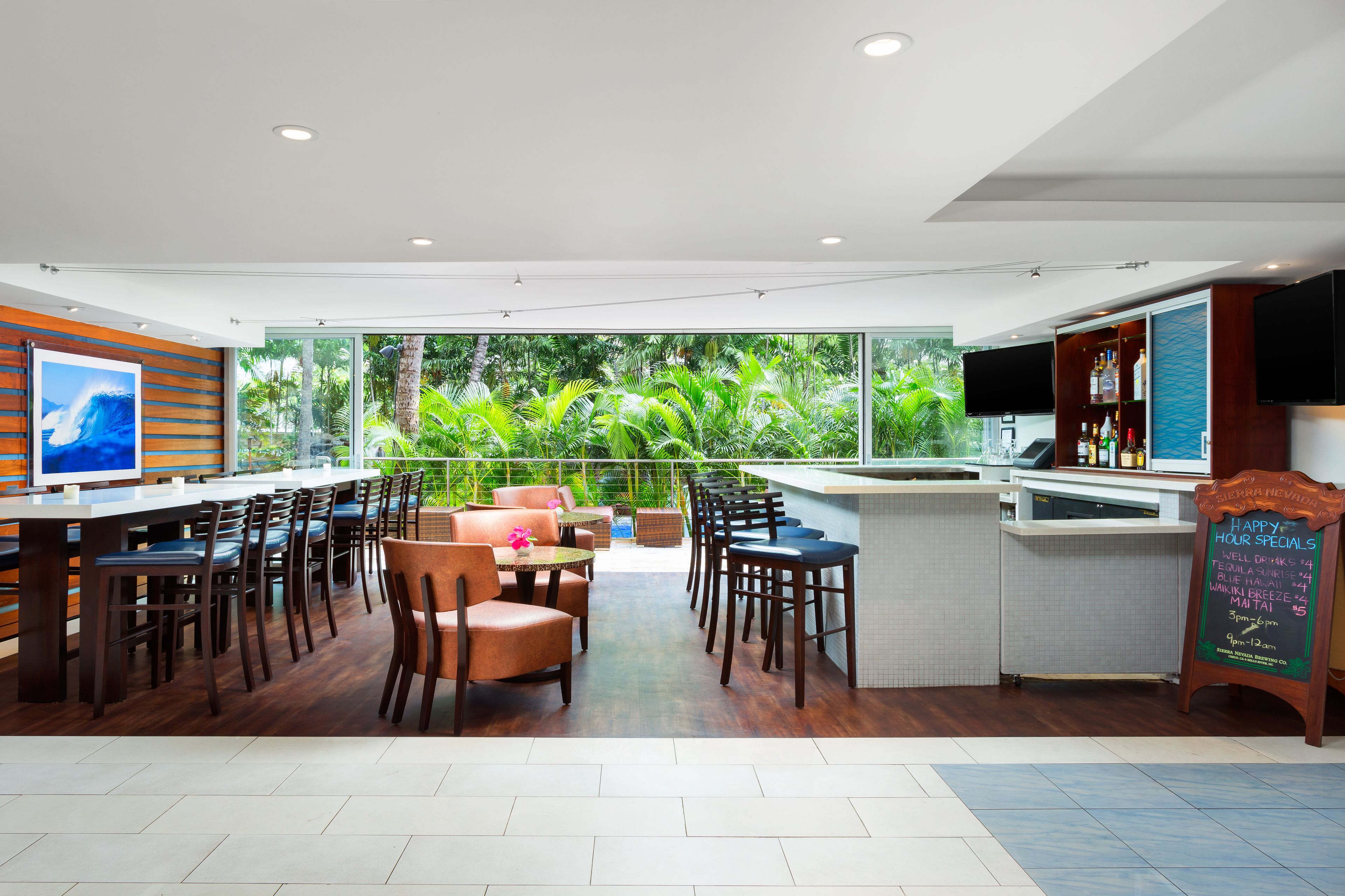 Bar de cocktails, con vista a la piscina, abre todos los días