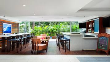 Bar de cocktails, con vista a la piscina, abre todos los días