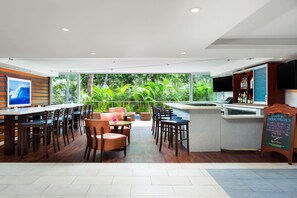 Cocktail bar, pool views, open daily - Courtyard by Marriott Waikiki Beach (Honolulu)
