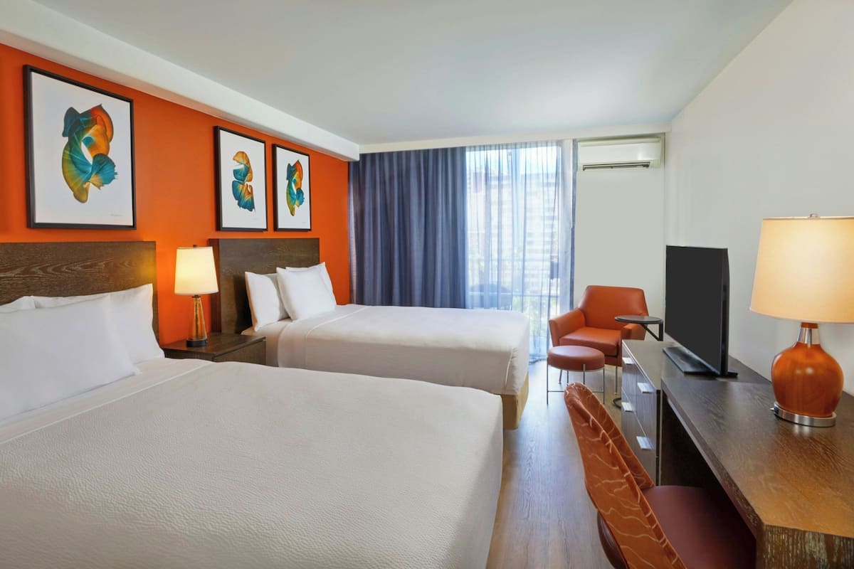 Phòng Deluxe, 2 giường đôi, ban công | Bộ đồ giường cao cấp, nệm có lớp đệm bông, két bảo mật tại phòng 