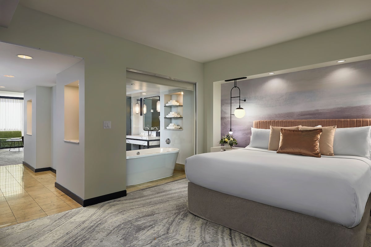 Suite, 1 Bedroom (1 King Bed) | Premium bedding, minibar, in-room safe, desk