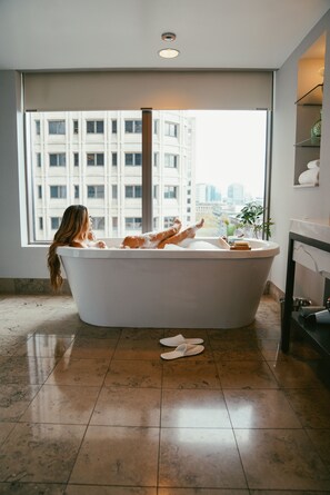 Suite junior, 1 cama King size, en esquina (Grand) | Baño | Tina y regadera independientes y regadera tipo lluvia 