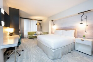 Camera, 1 letto king, doccia a filo pavimento, vista città | Biancheria da letto di alta qualità, minibar, cassaforte in camera