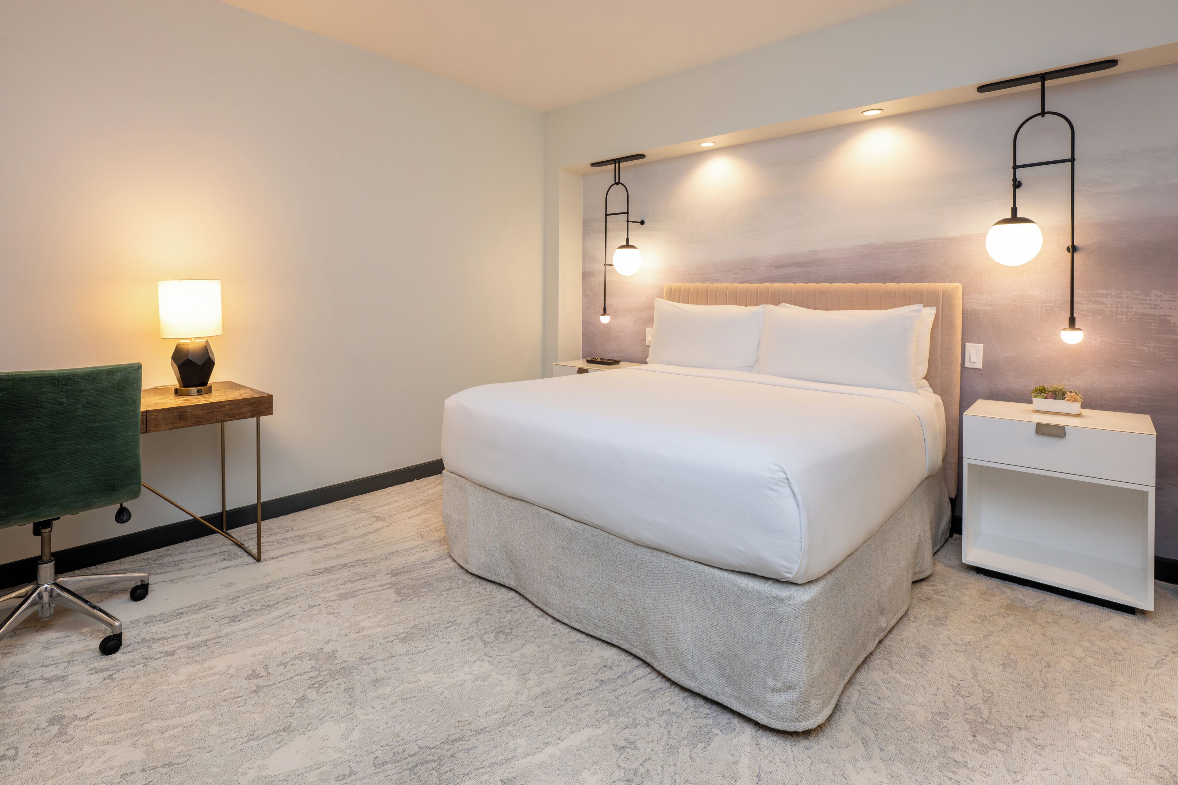 Suite, 1 soverom (1 King Bed) | Sengetøy av topp kvalitet, minibar, safe på rommet og skrivebord