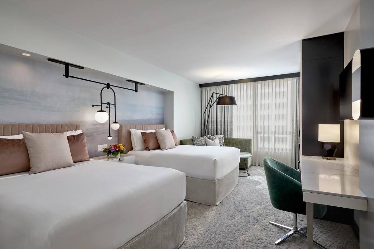 Roupas de cama premium, frigobar, cofres nos quartos, escrivaninha