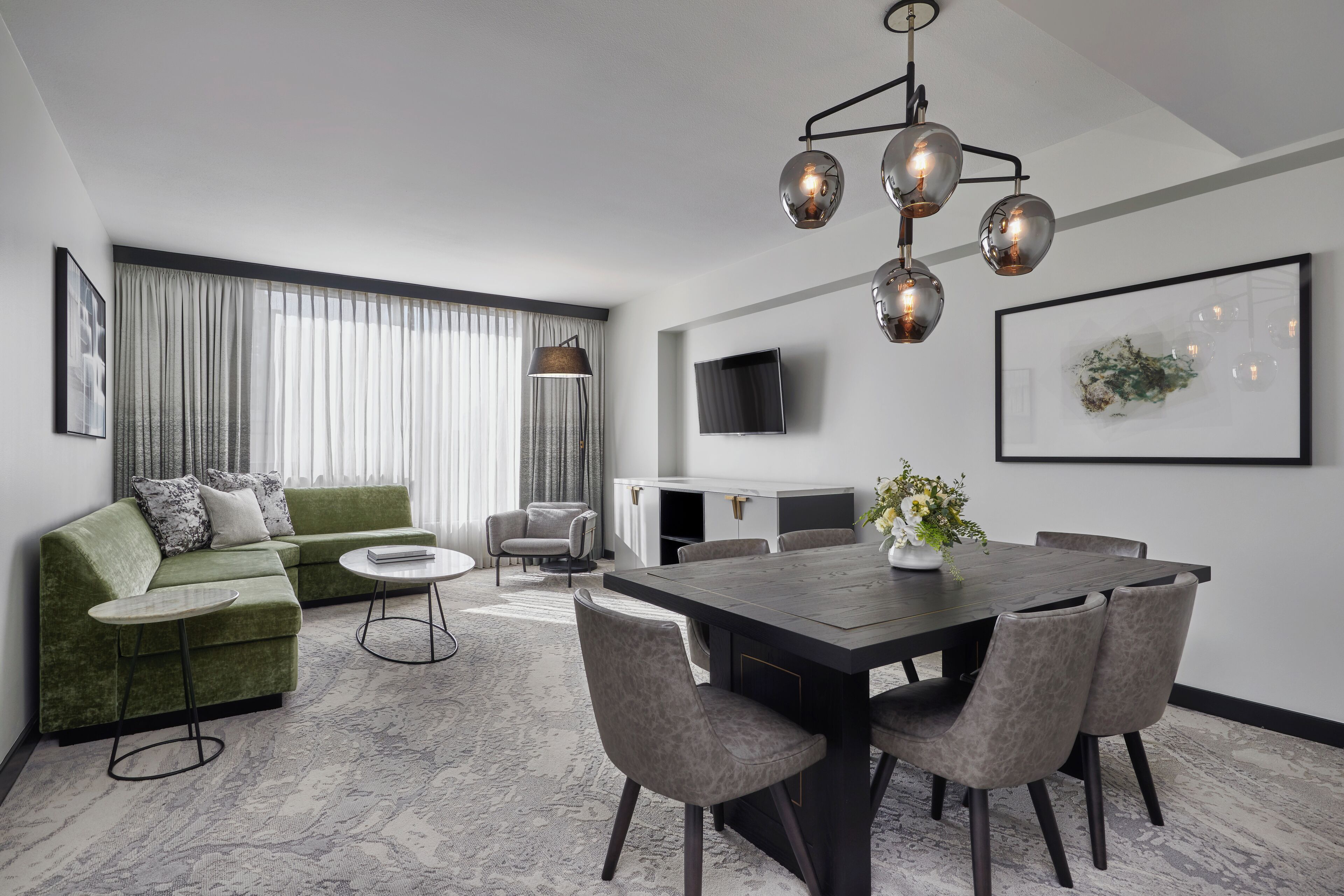 Suite, 1 Schlafzimmer (1 King Bed) | Hochwertige Bettwaren, Minibar, Zimmersafe, Schreibtisch