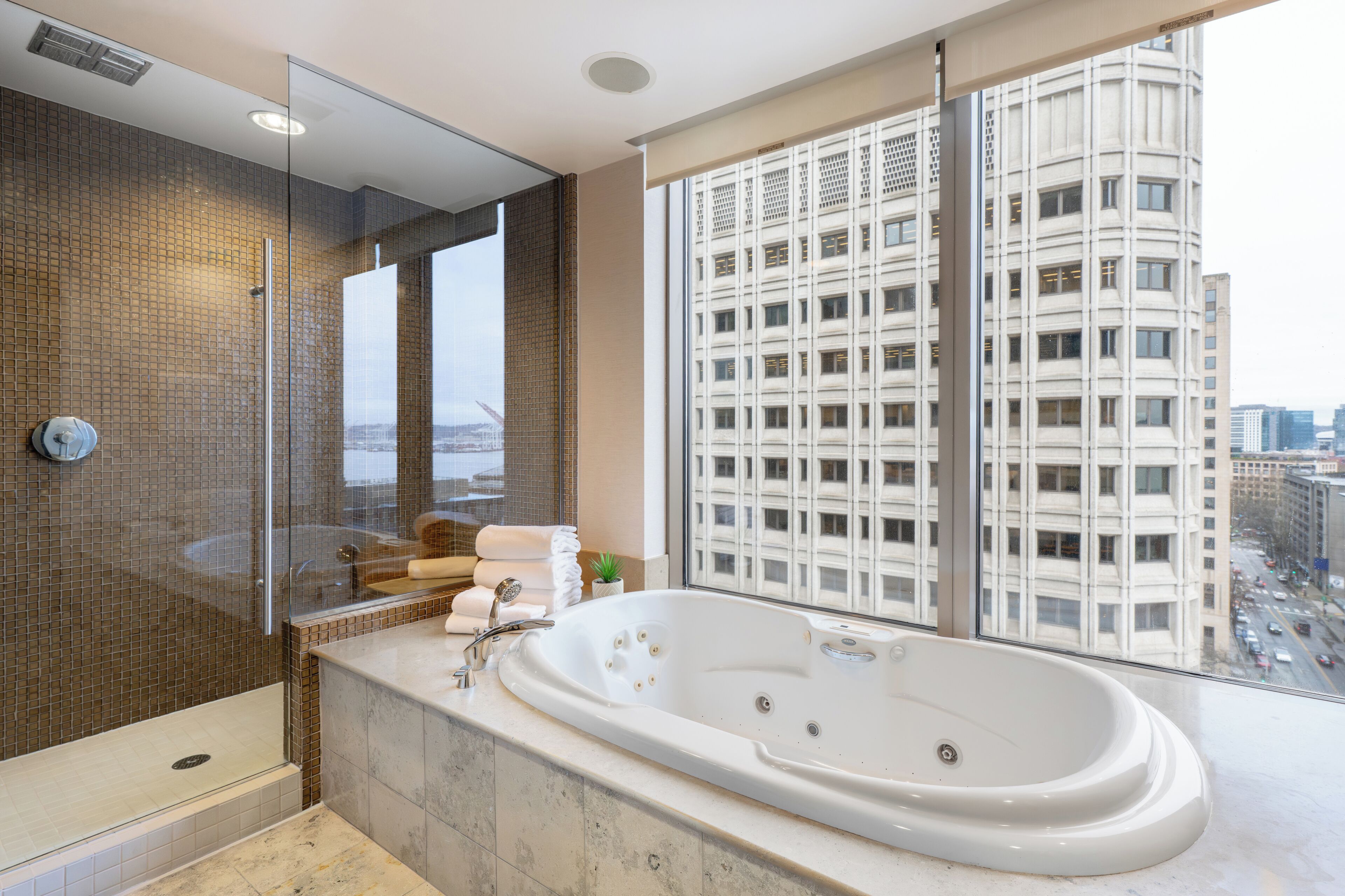 Presidential-Suite | Badezimmer | Badewanne und Dusche (separat), Regendusche, Designer-Toilettenartikel