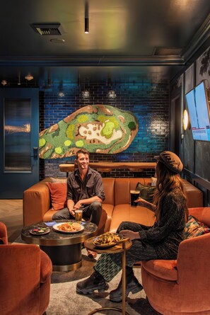 Indoor golf driving range