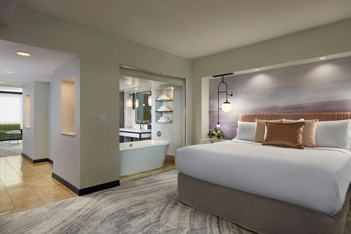 Executive-Suite, 1Â King-Bett | Hochwertige Bettwaren, Minibar, Zimmersafe, Schreibtisch