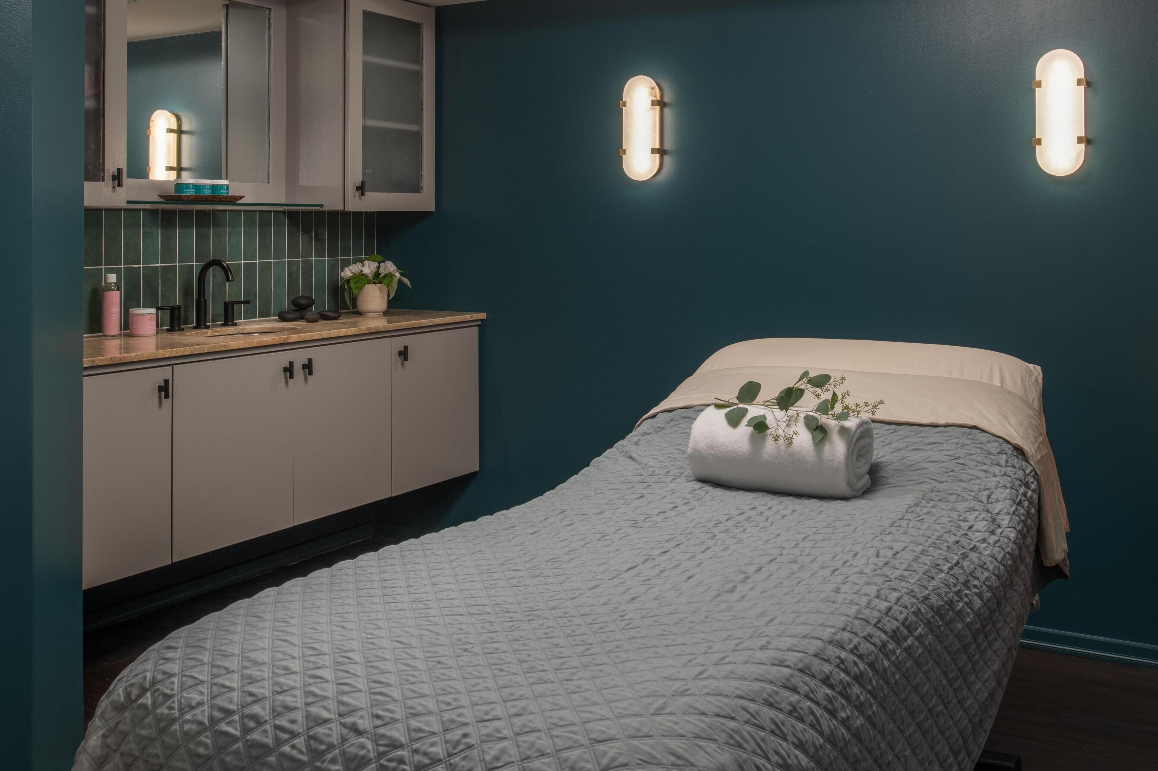 Couples treatment rooms, sauna, body treatments, deep-tissue massages
