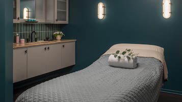 Couples treatment rooms, sauna, body treatments, deep-tissue massages