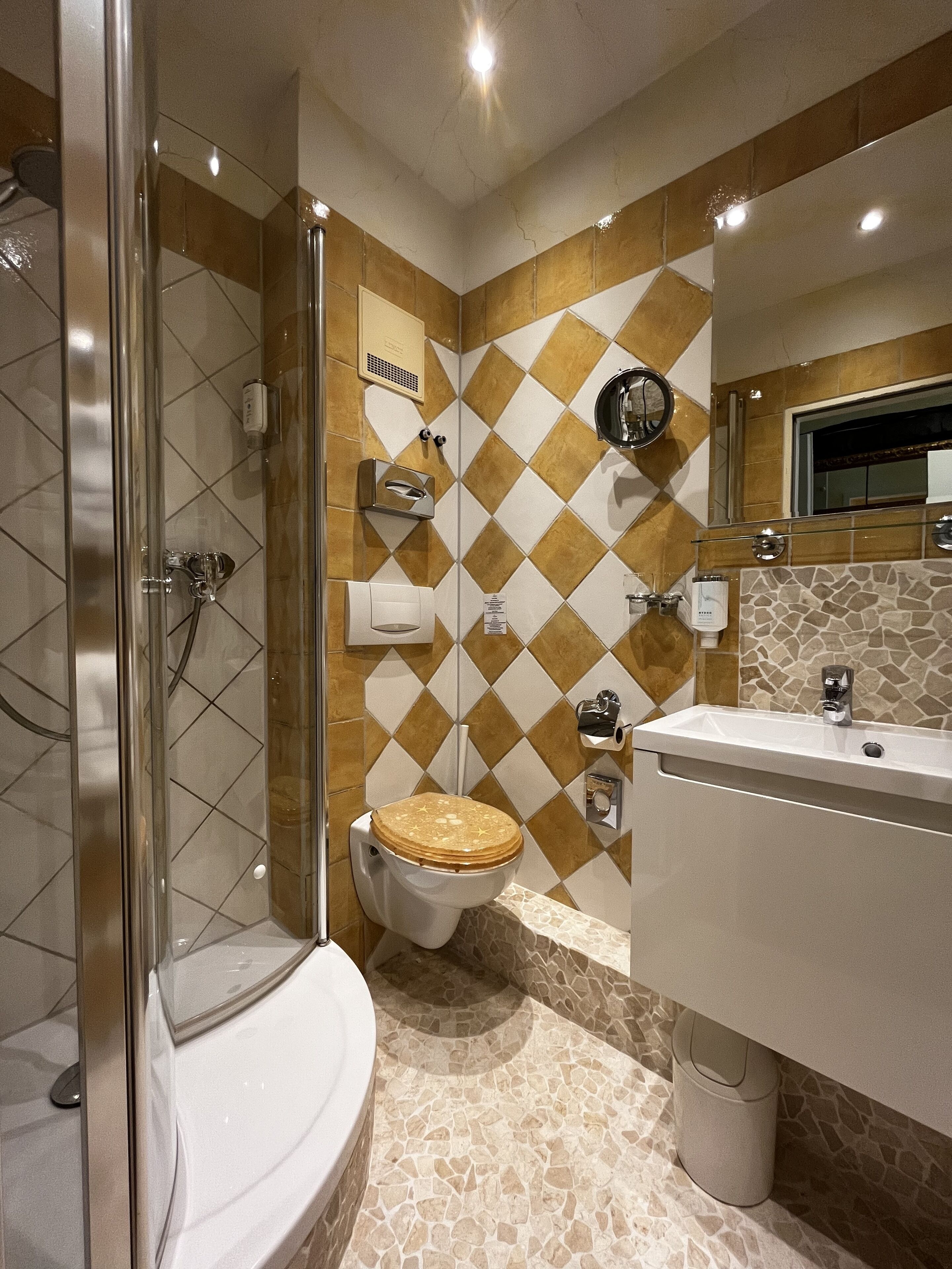 Ein Badezimmer mit Dusche, Toilette und Waschbecken.