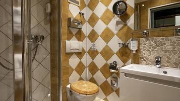 Ein Badezimmer mit Dusche, Toilette und Waschbecken.