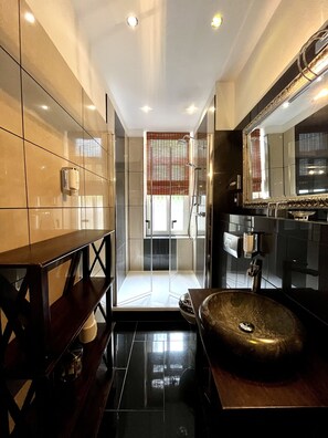 Deluxe Apartment (Ikarus) | Bathroom | Shower, hair dryer, towels, soap