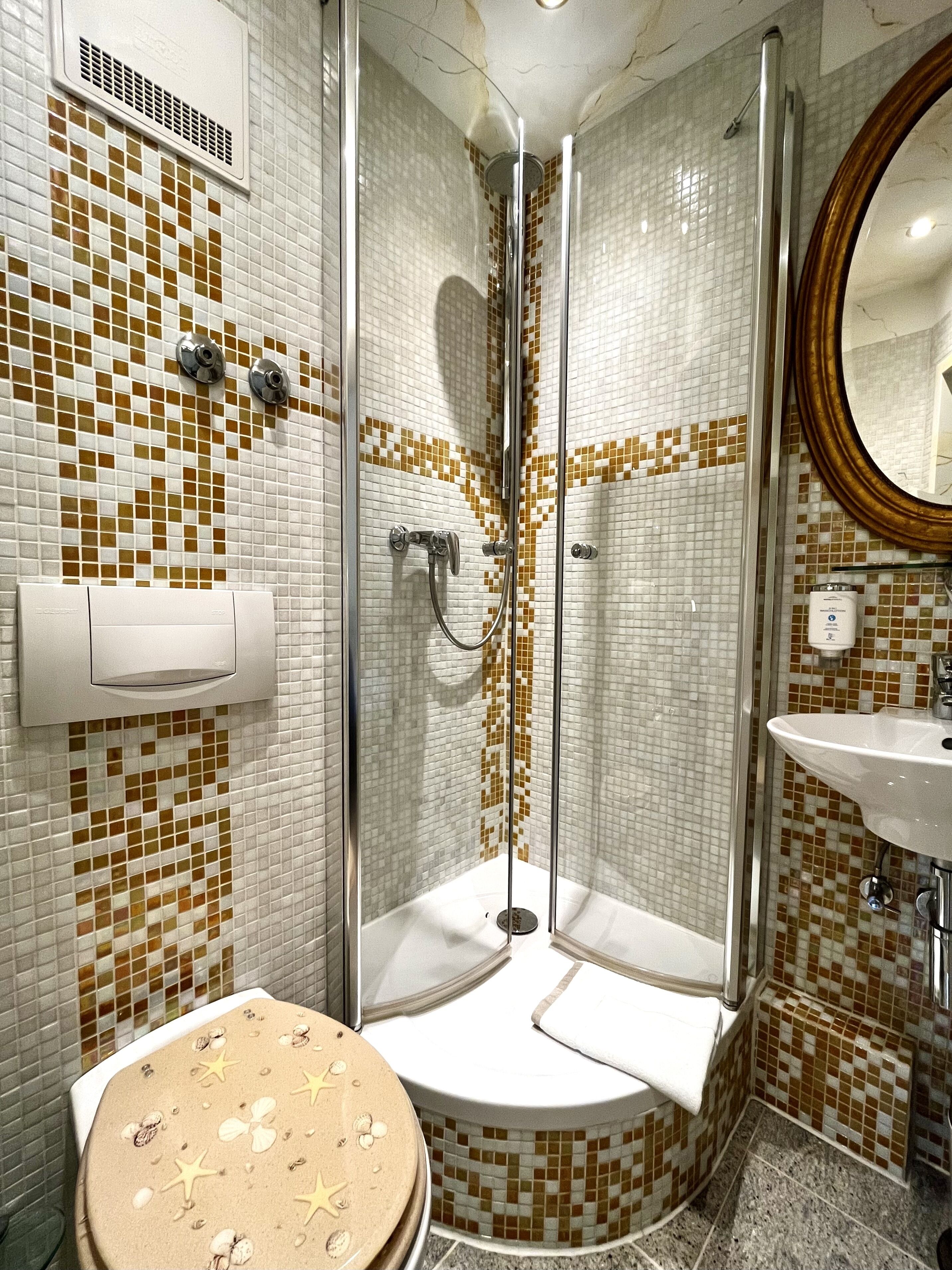 Un baño con ducha, inodoro y lavamanos.