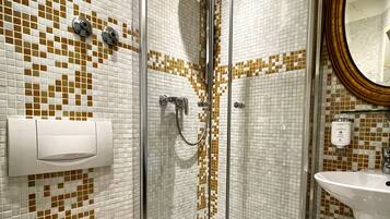 Un baño con ducha, inodoro y lavamanos.