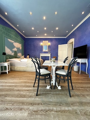 Deluxe Apartment (Ikarus) | In-room dining