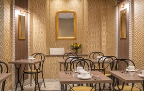 Se ofrece un desayuno bufé todos los días (por un coste adicional)