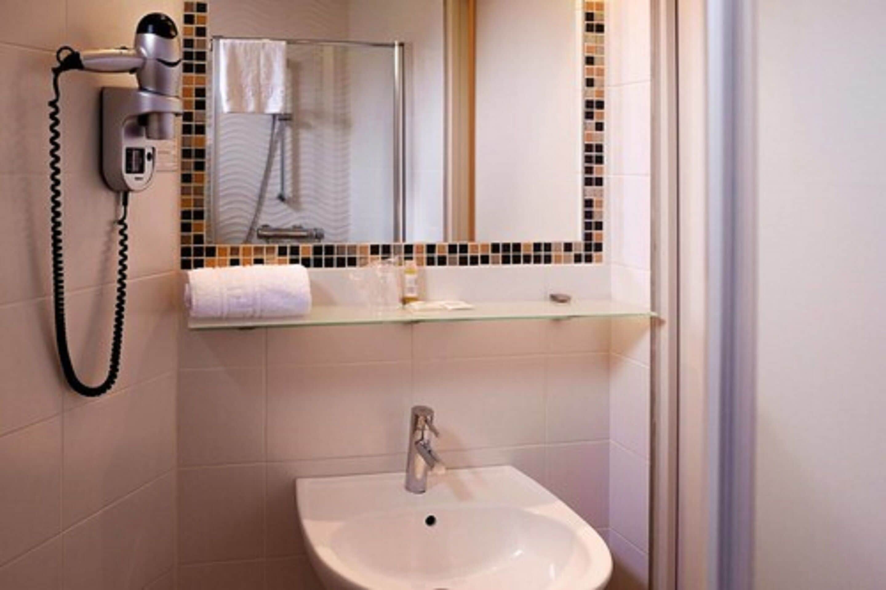 standard double room | bathroom | shower, free toiletries, hair dryer, towels