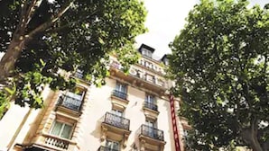 Um edifício de vários andares com varandas e uma placa que diz 'HOTEL'.
