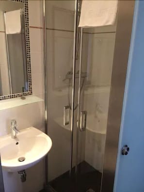 Bathroom shower - Hôtel Terminus Orléans (Paris)