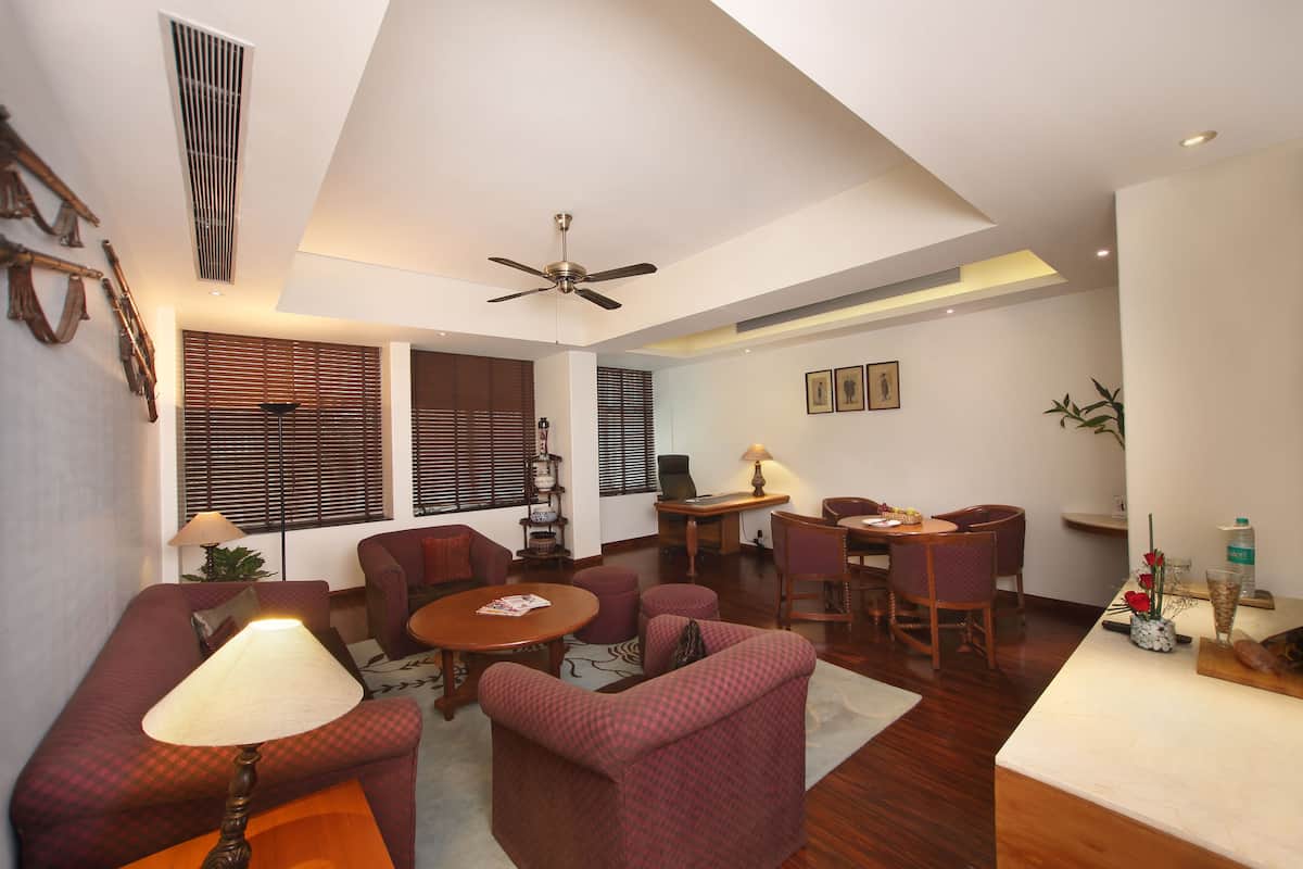 standard suite | living room | 32-inch led tv with digital channels, tv