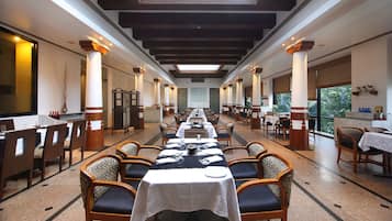 2 restoran dengan sajian masakan Pan-Asia