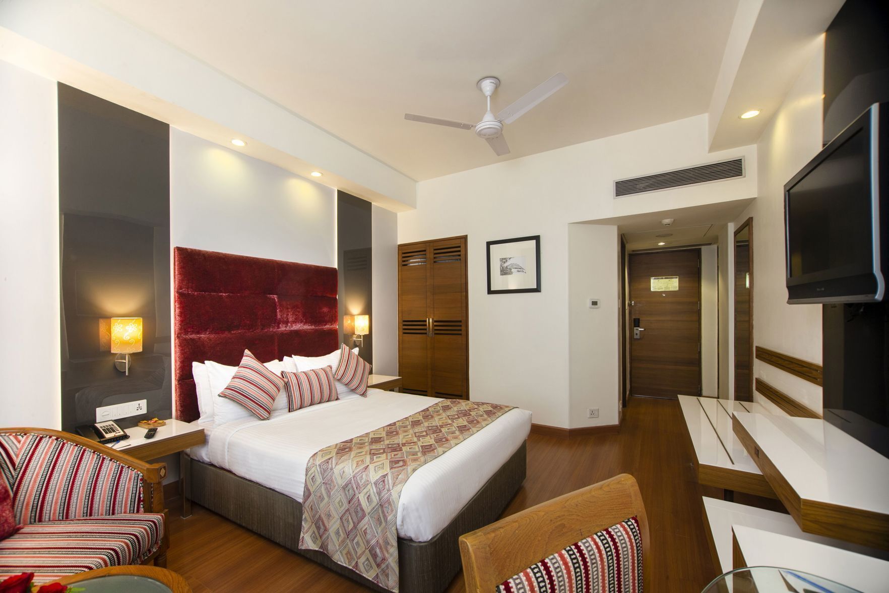 1 bedroom, Egyptian cotton sheets, premium bedding, down comforters