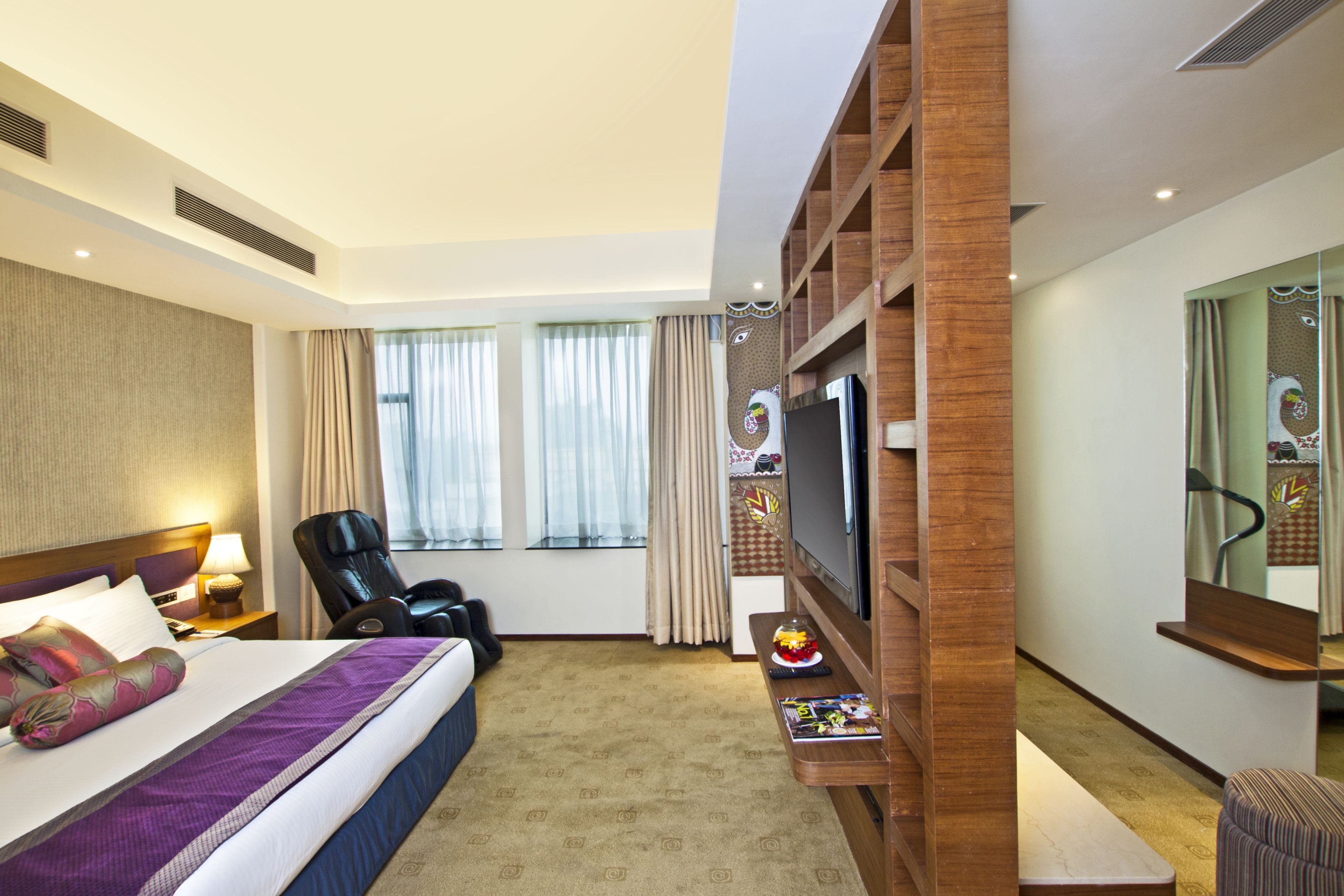 1 bedroom, Egyptian cotton sheets, premium bedding, down comforters