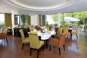 2 restaurants, breakfast, lunch served; local and international cuisine