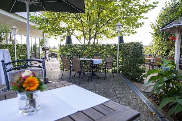2 restaurantes; se sirven desayunos y cocina local e internacional