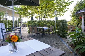 2 restaurants; breakfast, lunch, and dinner served