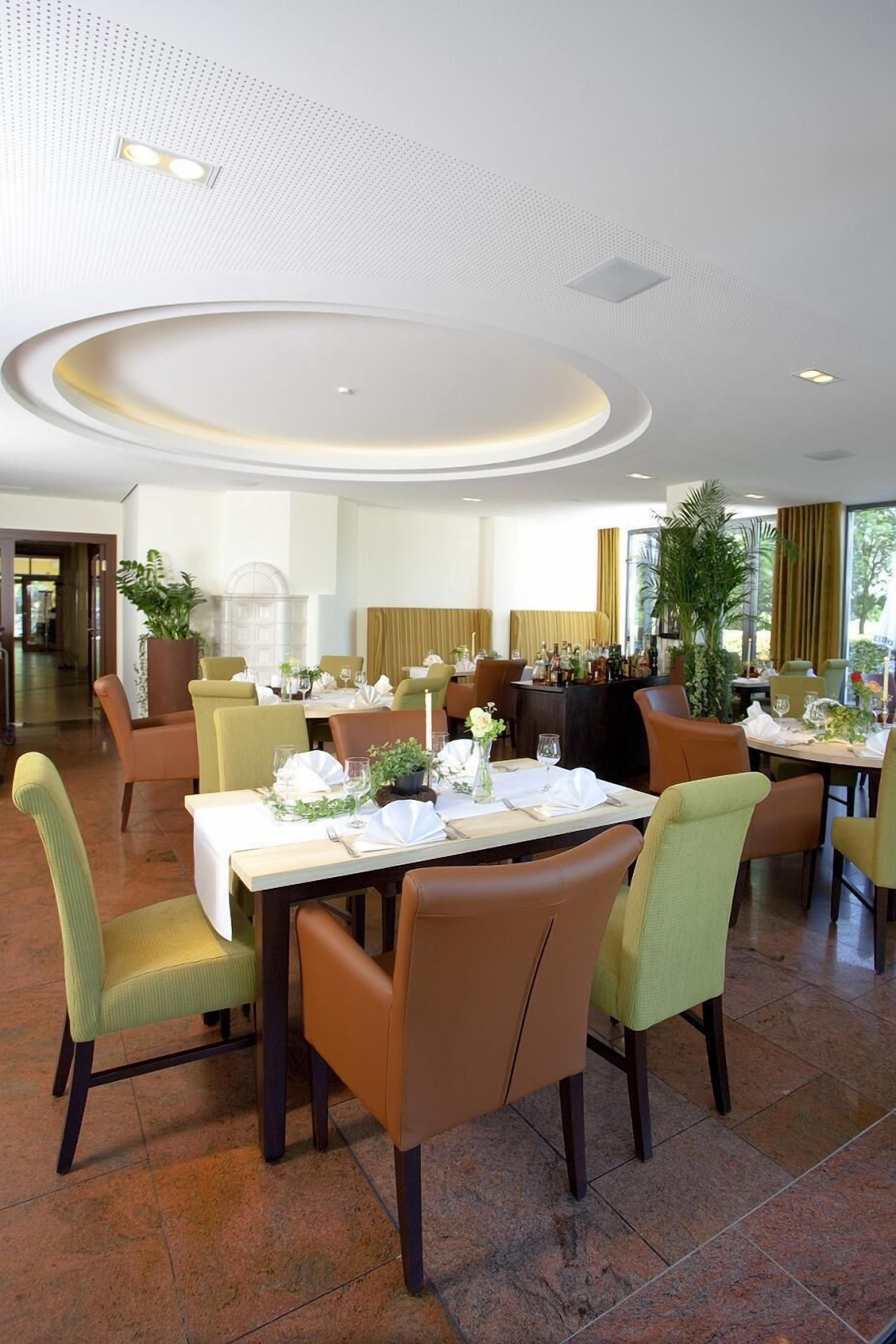 2 restaurantes; se sirven desayunos y cocina local e internacional 