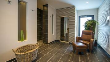 Körperbehandlungen, Hydrotherapie, Aromatherapie, Warmsteinmassagen