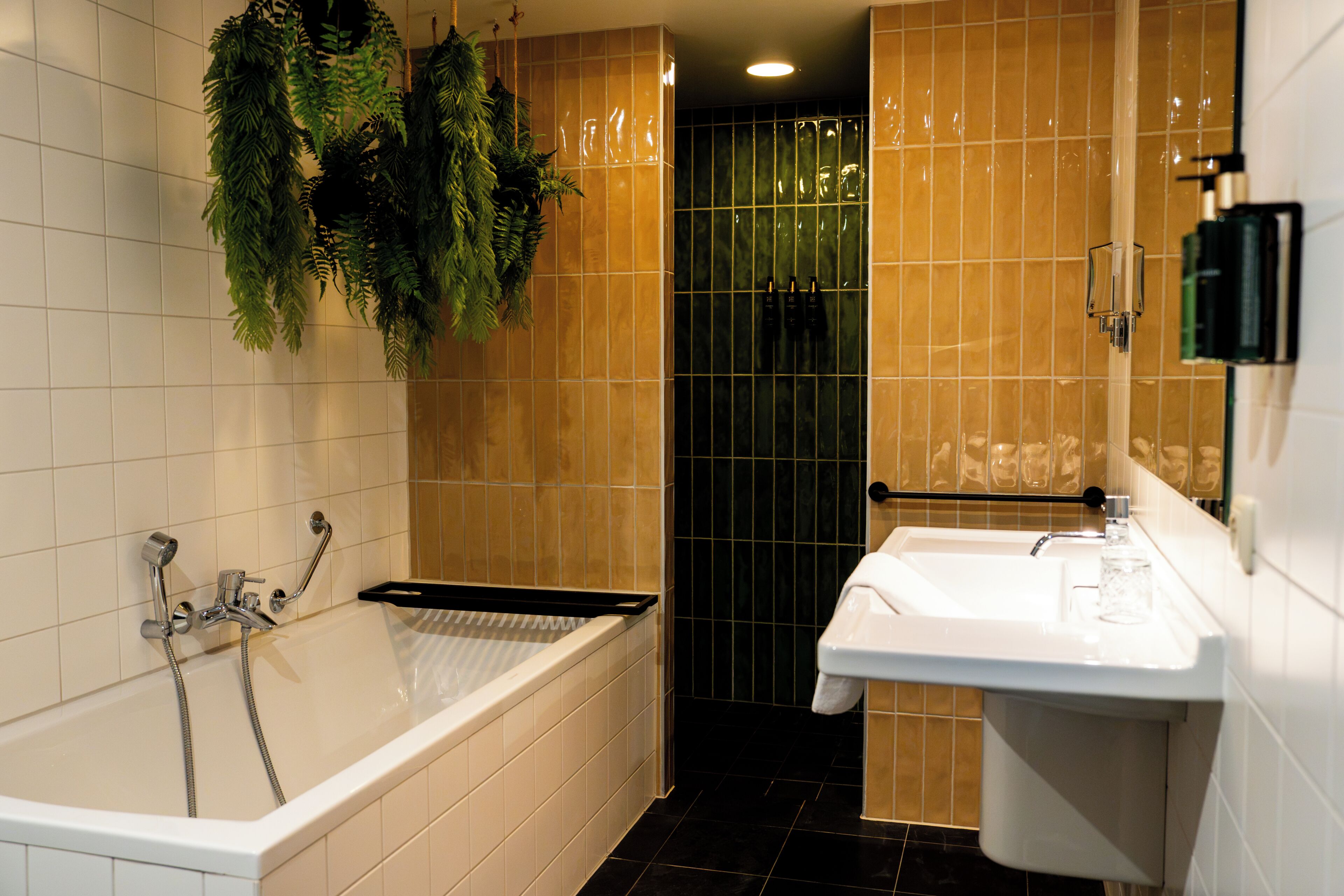 Een badkamer met een bad, een wastafel en een spiegel.
