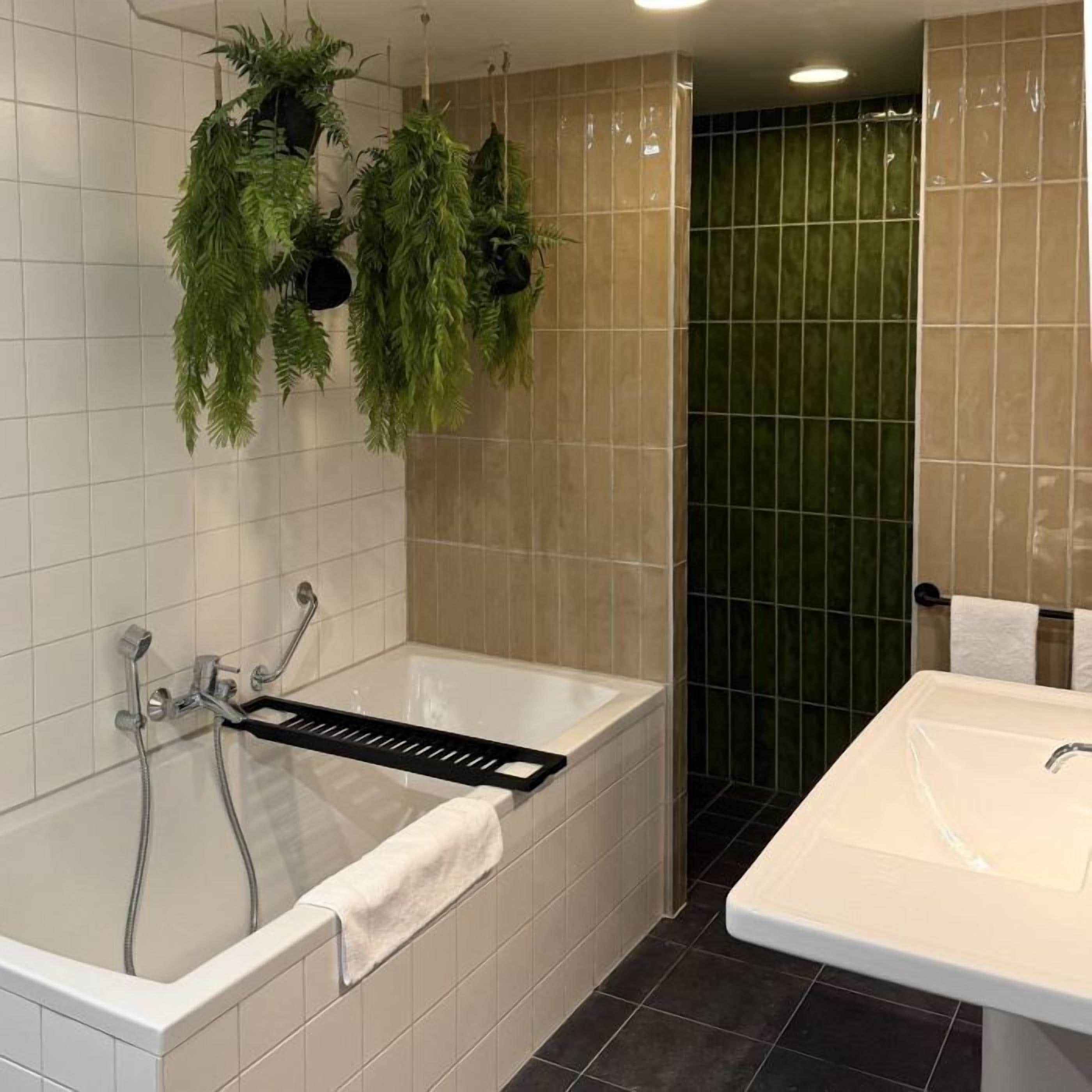 Romantic Room | Bathroom | Free toiletries, hair dryer, towels, soap