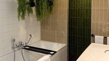 Chambre romantique | Salle de bain | Articles de toilette (gratuits), séchoir à cheveux, serviettes fournies