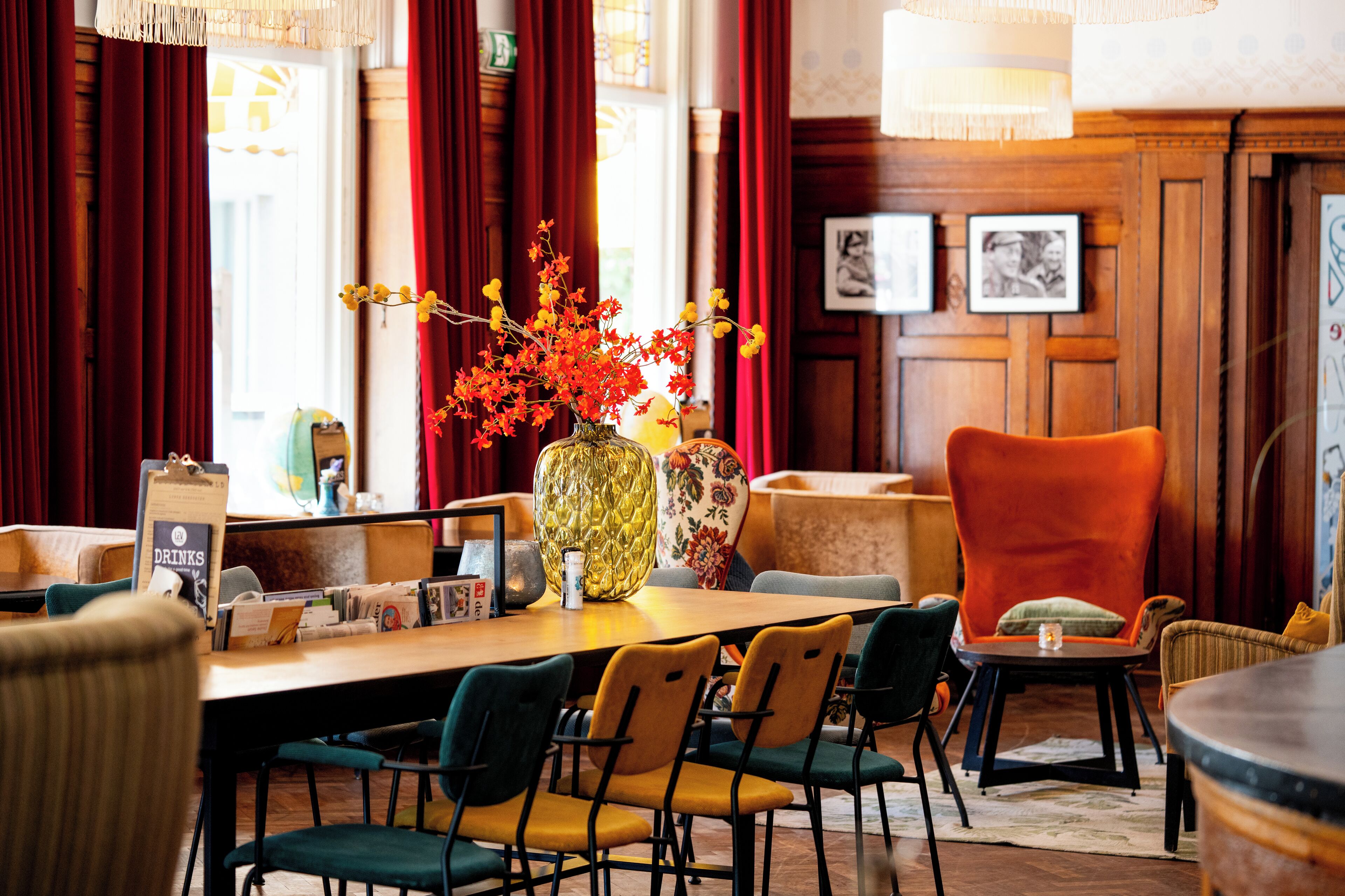 朝食、ランチ、ディナーに営業