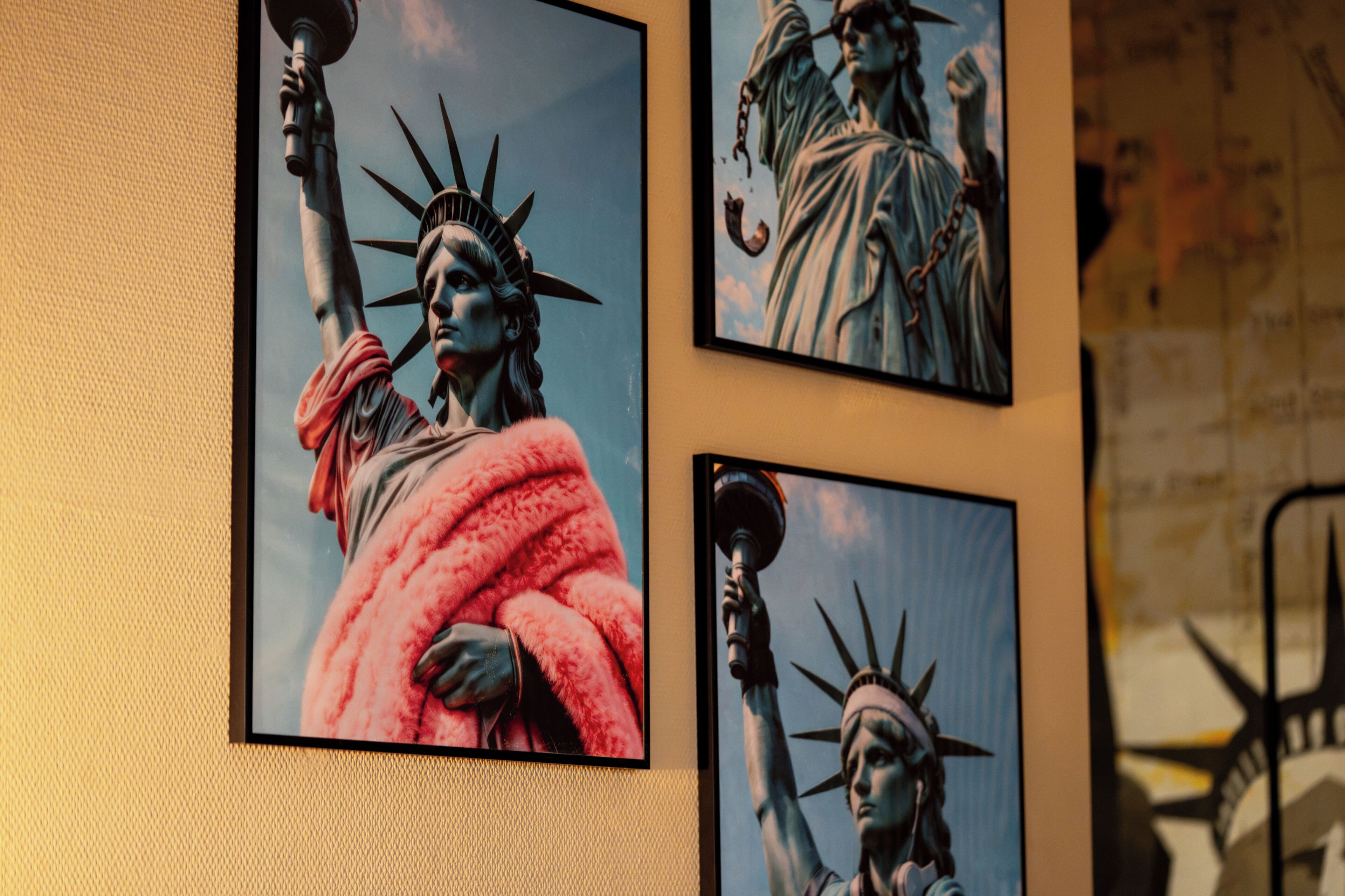 Una pared con varias fotografías enmarcadas de la Estatua de la Libertad.