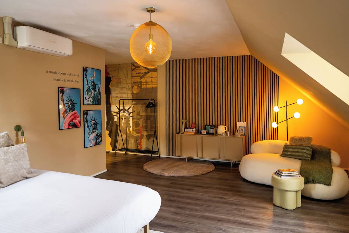 Worldly room | Italialaiset Frette-lakanat, ylelliset vuodevaatteet, työpöytä