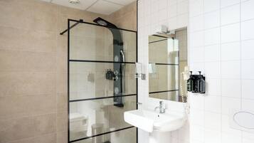 Habitación Deluxe | Baño | Artículos de higiene personal gratuitos, secador de pelo y toallas