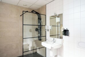 Deluxe Room | Bathroom | Free toiletries, hair dryer, towels, soap - Hotel de Wereld (Wageningen)