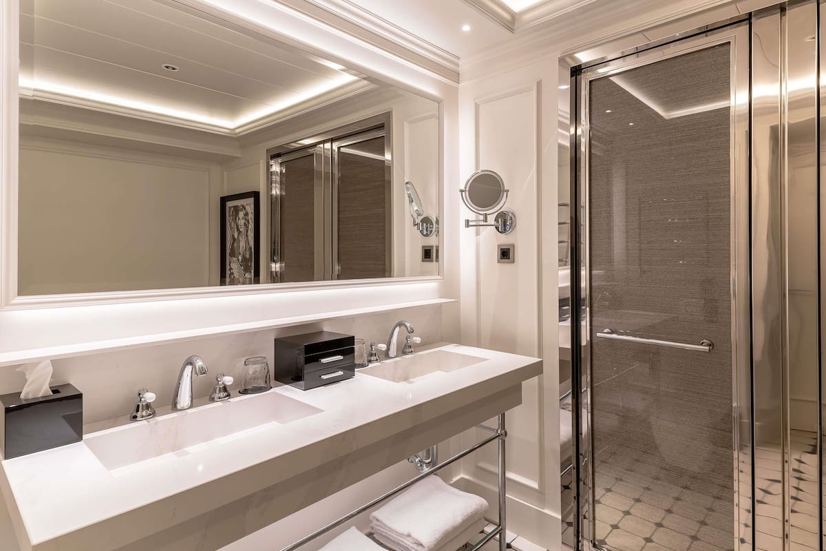 Literie hypoallergénique, minibar, coffres-forts dans les chambres