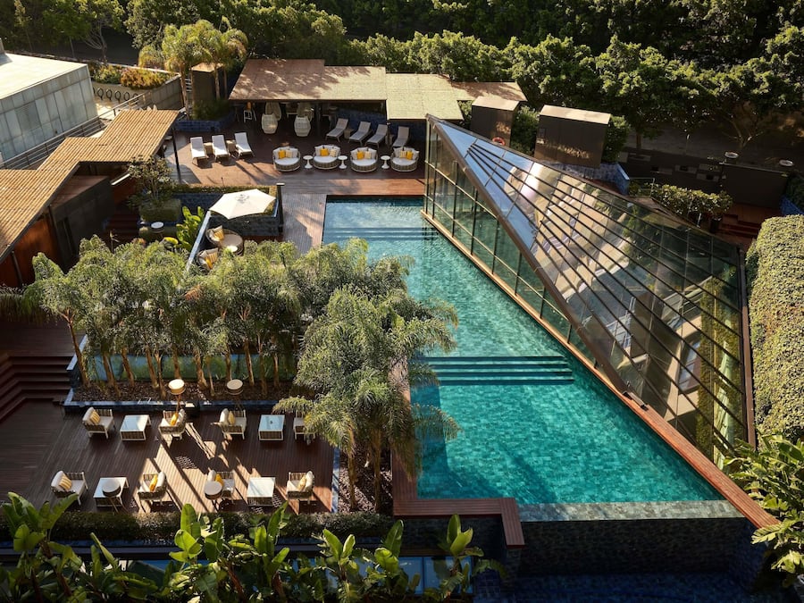 Piscina externa, espreguiçadeiras