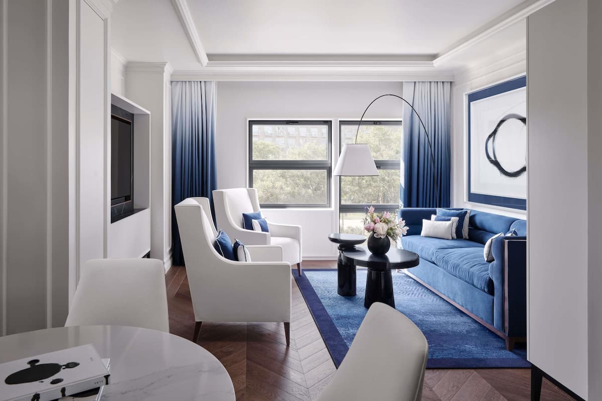 Hypo-allergenic bedding, minibar, in-room safe, soundproofing