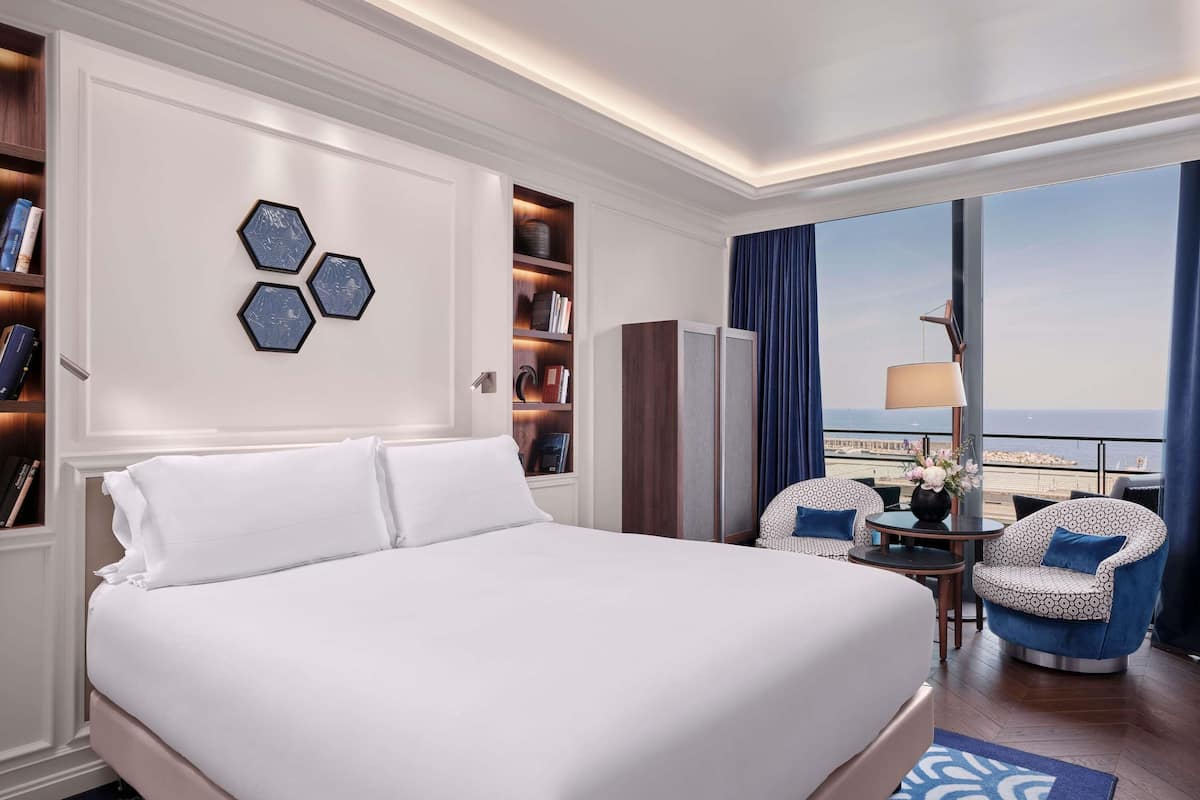 Hypo-allergenic bedding, minibar, in-room safe, soundproofing
