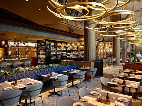 2 restaurants; s'hi serveixen esmorzars, dinars i sopars. Sofitel Barcelona Skipper